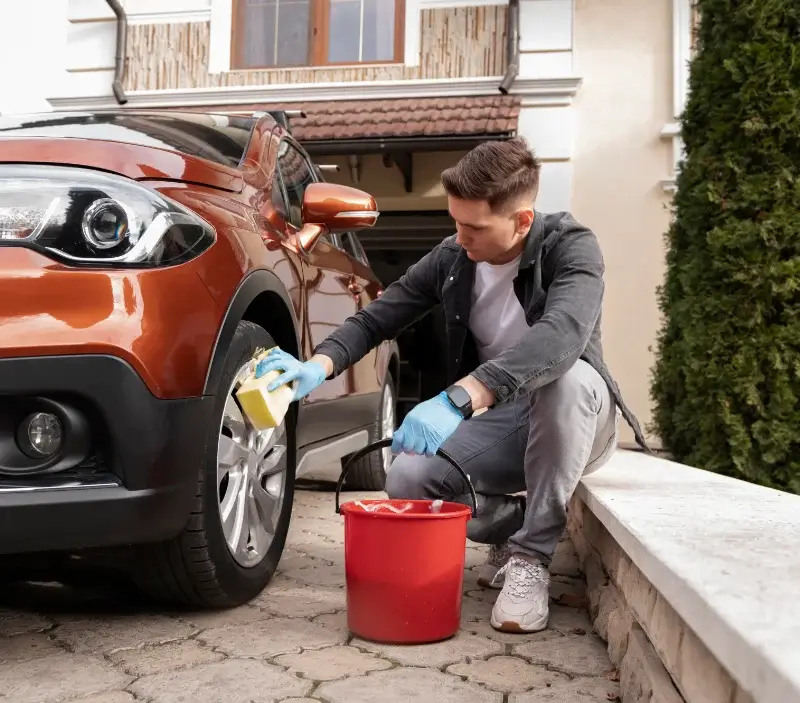 Lavage auto à domicile Saint-André-d'Huiriat : professionnel intervenant sur un véhicule